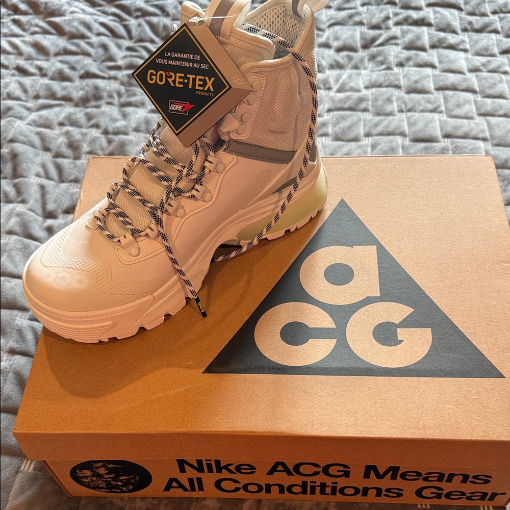 NWT Nike ACG GORE-TEX White. W9 M7.5